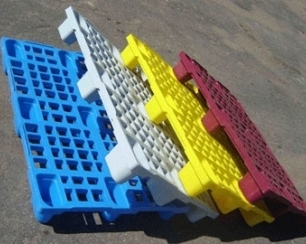 Пластиковые паллеты от agropak.net для хранения строительного материала