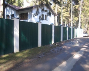 Какой профнастил выбрать для забора