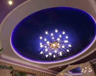 Особенности освещения натяжных потолков
