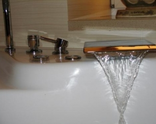 Смесители на борт ванны: особенности приборов и их установки