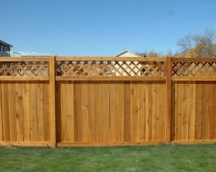 Какой тип древесины подойдет для строительства прочного и долговечного забора?