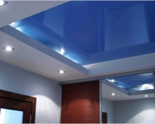 Особенности и преимущества натяжных потолков