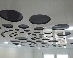 Натяжной потолок и стены помещения