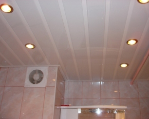 Отделываем потолки в ванной комнате