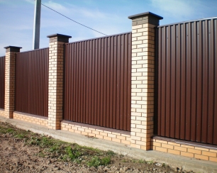 Забор из профнастила — надёжность, защита, долговечность