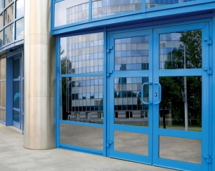 Алюминиевые двери и их основные достоинства