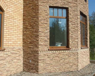 Отделка деревянного дома снаружи с помощью декоративных панелей