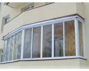 Популярные варианты остекления балконов