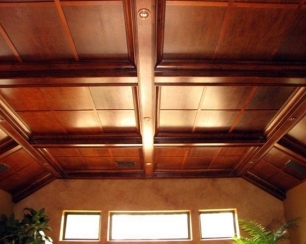 Особенности изготовления потолка деревянного дома