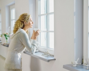 Как и какими материалами утеплить на зиму деревянные окна