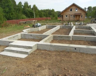 Ленточный фундамент – идеальное основание для различных зданий и сооружений