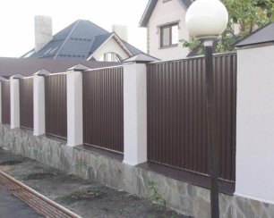 Заборы из профнастила – практичные и эстетически привлекательные конструкции
